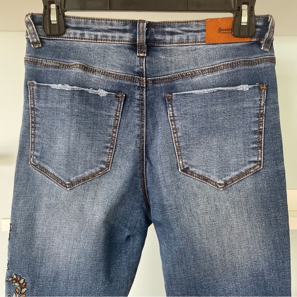 Stradivarius High-waisted Medium Blue Skinny Flower Embroidered Jeans - Picture 4 of 13